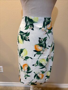 Ann Taylor White Pencil Skirt with Lemon & Leaf Print-Size 6